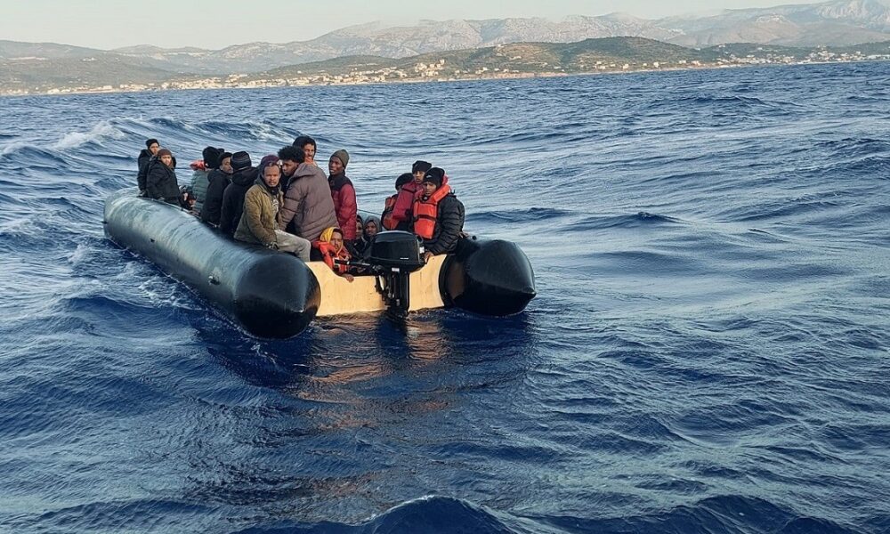 İzmir açıklarında 73 düzensiz göçmen kurtarıldı