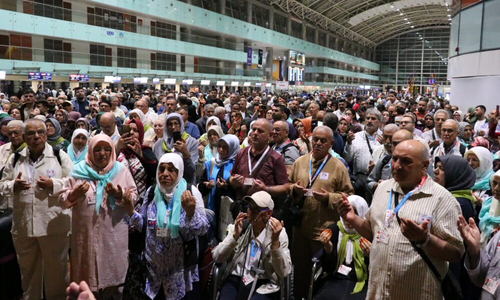 İzmir'de ilk hac kafilesi kutsal topraklara uğurlandı