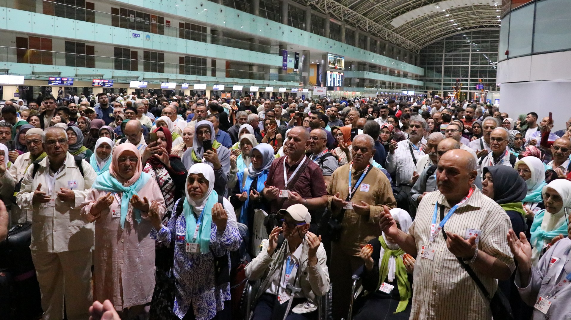 İzmir'de ilk hac kafilesi kutsal topraklara uğurlandı