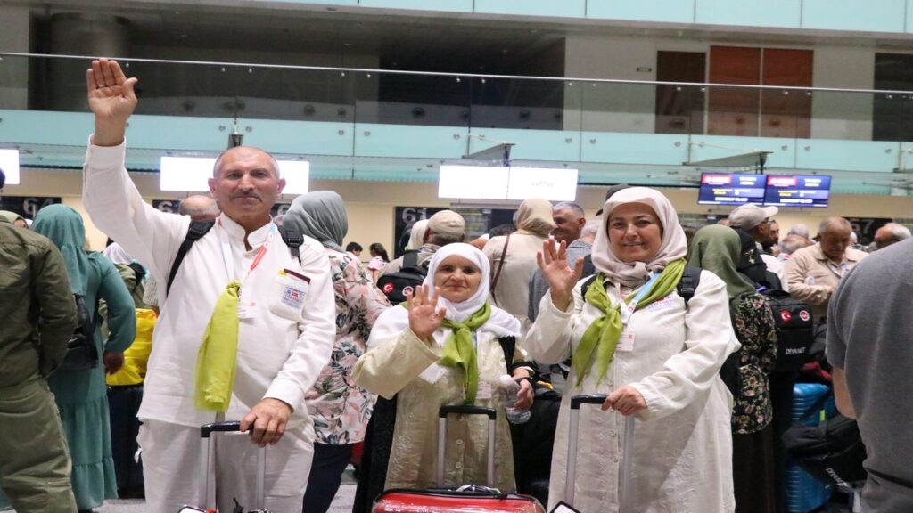 İzmir'de ilk hac kafilesi kutsal topraklara uğurlandı