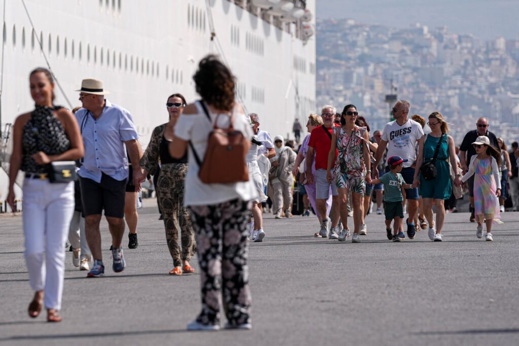 İzmir'e kruvaziyer 3 bin 641 yolcu getirdi