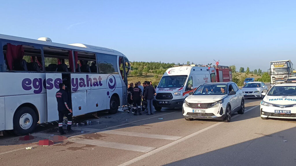 Afyonkarahisar'da yolcu otobüsü ile kamyonet çarpıştı, 17 kişi yaralandı