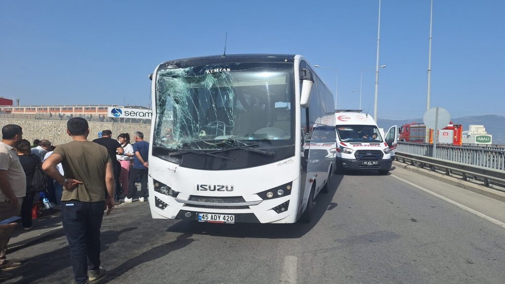 Manisa'da iki servis midibüsü ile otobüsün çarpışması sonucu çok sayıda işçi yaralandı