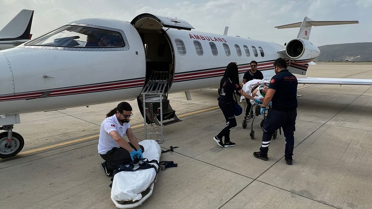 Muğla'da ambulans uçak omurga kırığı bulunan genç için havalandı