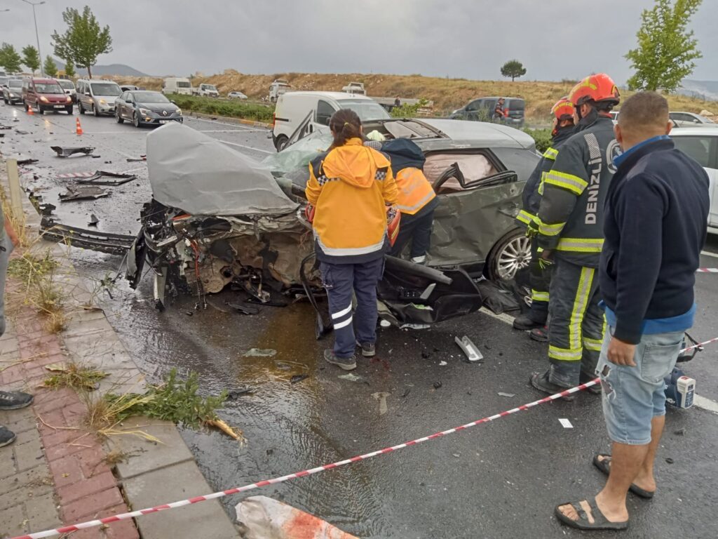 Denizli'nin Honaz ilçesinde iki otomobilin çarpıştığı kazada 1 kişi öldü, yaralanan 2 kişi hastaneye kaldırıldı. ( Denizli İl Jandarma Komutanlığı - Anadolu Ajansı )