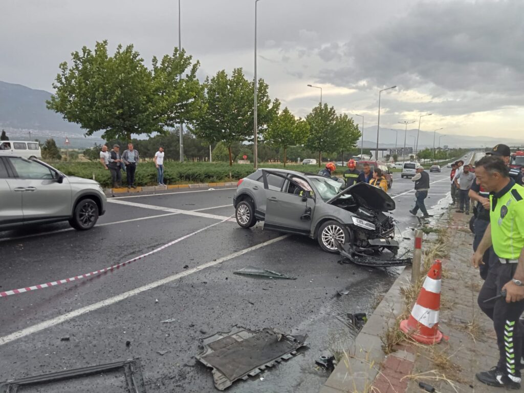 Denizli'de iki otomobilin çarpıştığı kazada 1 kişi öldü, 2 kişi yaralandı