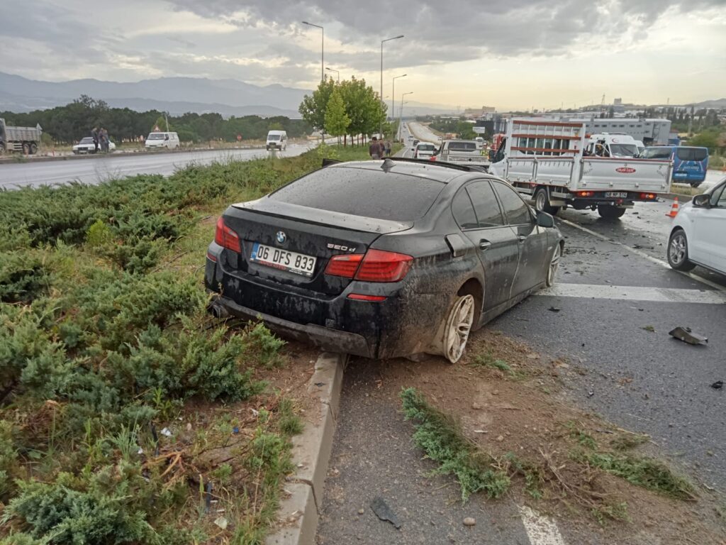 Denizli'de iki otomobilin çarpıştığı kazada 1 kişi öldü, 2 kişi yaralandı