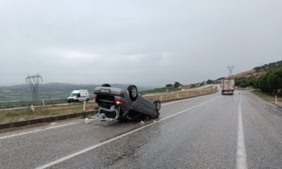 Sarıgöl'de takla atan otomobildeki 2 kişi yaralandı