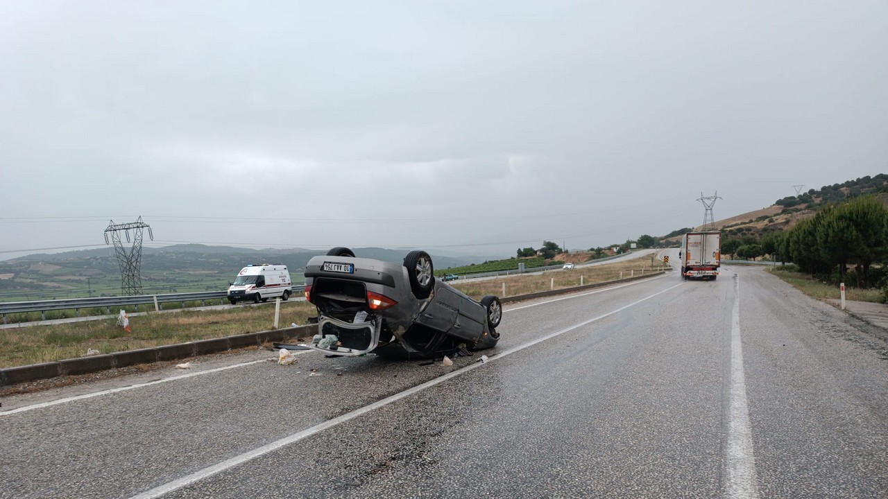 Sarıgöl'de takla atan otomobildeki 2 kişi yaralandı