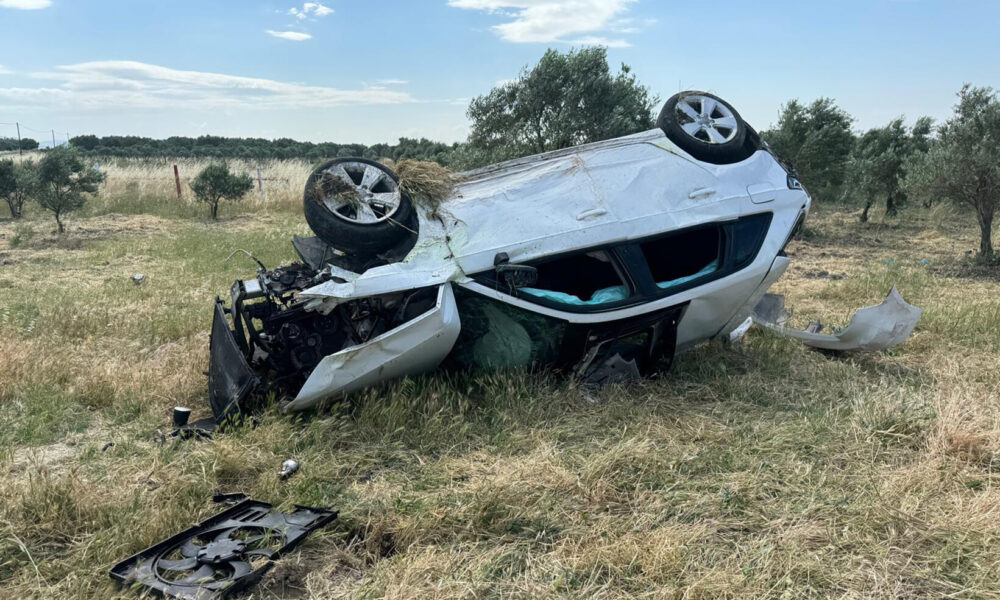 Manisa'da devrilen otomobilde 5 kişi yaralandı