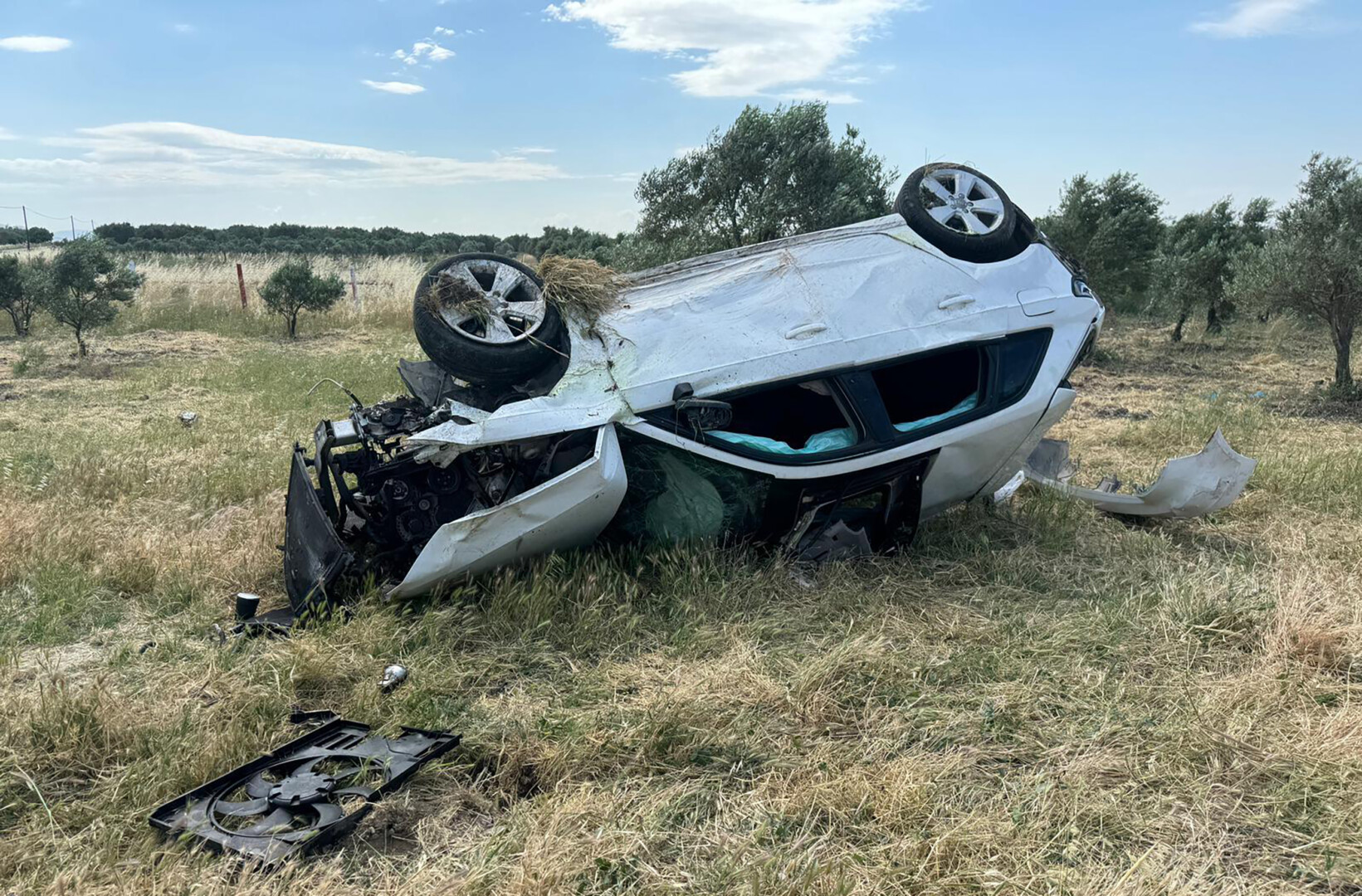 Manisa'da devrilen otomobilde 5 kişi yaralandı