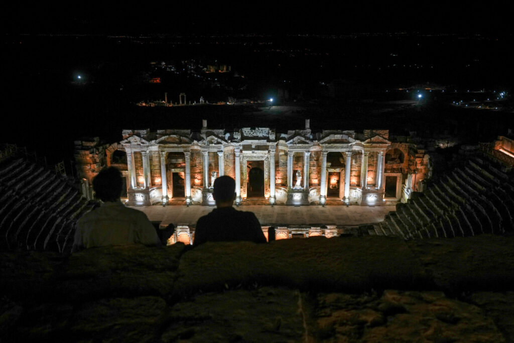 Pamukkale'de turizmciler 3 milyon ziyaretçi hedefinin gece müzeciliğiyle aşılacağını düşünüyor