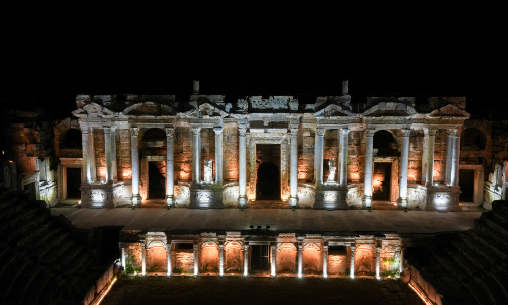 Pamukkale'de turizmciler 3 milyon ziyaretçi hedefinin gece müzeciliğiyle aşılacağını düşünüyor