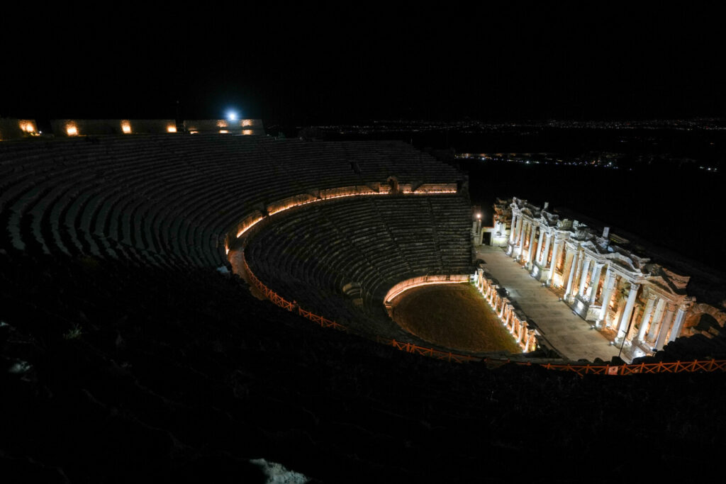 Pamukkale'de turizmciler 3 milyon ziyaretçi hedefinin gece müzeciliğiyle aşılacağını düşünüyor