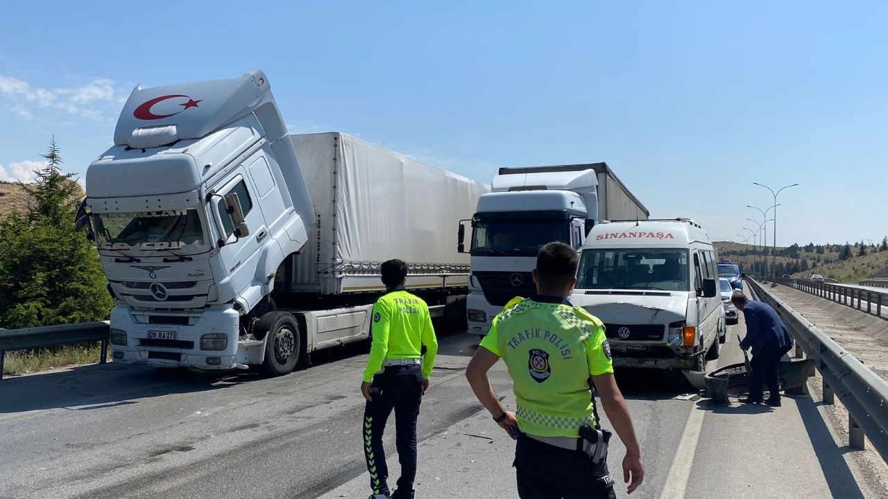 Afyonkarahisar'da Zincirleme Trafik Kazası 6 Yaralı