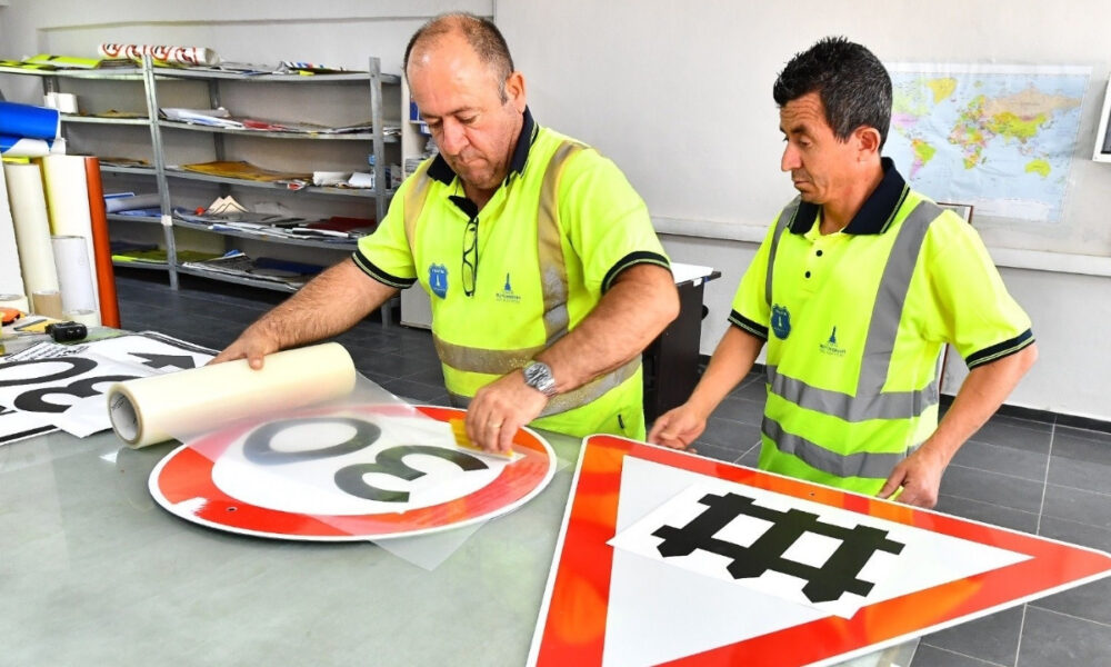 İzmir Büyükşehir Belediyesi'nden Trafik Güvenliği İçin Levha Üretimi