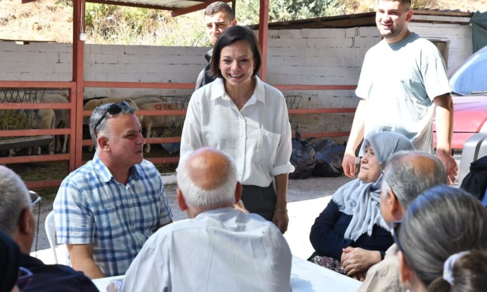 ### Karabağlar Belediye Başkanı Helil Kınay, Kurban Kesim Yerlerini Ziyaret Etti Karabağlar Belediye Başkanı Helil Kınay, Kurban Bayramı’nın ilk gününde Uzundere’de bulunan ve Karabağlar Kaymakamlığı İlçe Kurban Hizmetleri Komisyonu tarafından belirlenen kurban kesim yerlerini ziyaret ederek vatandaşlarla bayramlaştı. #### Vatandaşlarla Bayramlaşma Kurban kesim işlemi için gelen vatandaşların bayramını kutlayan Başkan Kınay, huzur dolu bir bayram dileğinde bulundu. Kınay, “Bayram boyunca vatandaşlarımızın yanında olmaya devam edeceğiz” dedi. Ziyaret sırasında Karabağlar Belediyesi Zabıta Müdürlüğü ekipleri ile bayramda ilçede yürütülen çalışmalar hakkında konuşan Başkan Kınay, belediye ekiplerinin aralıksız çalıştığını belirterek, “Zabıta ekiplerimiz kesim işlemlerinin onaylı kesim yerlerinde gerçekleştirilmesi için denetim işlemlerini sürdürecek. Ayrıca veterinerlik ekiplerimiz kaçan hayvanların yakalanması konusunda vatandaşlarımıza hizmet verecek” ifadelerini kullandı. #### Kesim Yerlerinde Denetim Karabağlar Belediyesi Zabıta Müdürlüğü ekipleri, ilçede Karabağlar Kaymakamlığı İlçe Kurban Hizmetleri Komisyonu tarafından belirlenen yerlerin dışında gerçekleştirilen kurban satış ve kesim işlemlerini denetliyor. Başkan Kınay, vatandaşların huzurlu bir bayram geçirmesi adına ekiplerin sahada olduğunu ve vatandaşlara destek olmaya devam edeceklerini vurguladı. #### Kaçan Hayvanlara Müdahale Veteriner İşleri Müdürlüğü ekipleri, bayram süresince kaçan hayvanların yakalanmasında vatandaşlara yardımcı oluyor. Temizlik İşleri Müdürlüğü ekipleri ise bayramın ilk gününden son gününe kadar vatandaşların temiz bir bayram geçirmesi için çalışmalarını sürdürüyor. Başkan Helil Kınay, vatandaşlara huzurlu bir bayram geçirmelerini dilerken, belediye ekiplerinin kesintisiz hizmet vereceğini belirtti.