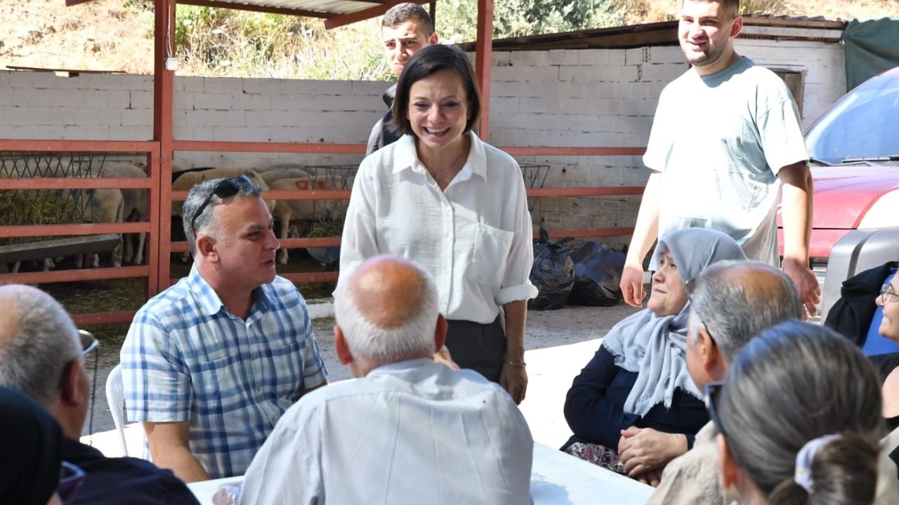 ### Karabağlar Belediye Başkanı Helil Kınay, Kurban Kesim Yerlerini Ziyaret Etti Karabağlar Belediye Başkanı Helil Kınay, Kurban Bayramı’nın ilk gününde Uzundere’de bulunan ve Karabağlar Kaymakamlığı İlçe Kurban Hizmetleri Komisyonu tarafından belirlenen kurban kesim yerlerini ziyaret ederek vatandaşlarla bayramlaştı. #### Vatandaşlarla Bayramlaşma Kurban kesim işlemi için gelen vatandaşların bayramını kutlayan Başkan Kınay, huzur dolu bir bayram dileğinde bulundu. Kınay, “Bayram boyunca vatandaşlarımızın yanında olmaya devam edeceğiz” dedi. Ziyaret sırasında Karabağlar Belediyesi Zabıta Müdürlüğü ekipleri ile bayramda ilçede yürütülen çalışmalar hakkında konuşan Başkan Kınay, belediye ekiplerinin aralıksız çalıştığını belirterek, “Zabıta ekiplerimiz kesim işlemlerinin onaylı kesim yerlerinde gerçekleştirilmesi için denetim işlemlerini sürdürecek. Ayrıca veterinerlik ekiplerimiz kaçan hayvanların yakalanması konusunda vatandaşlarımıza hizmet verecek” ifadelerini kullandı. #### Kesim Yerlerinde Denetim Karabağlar Belediyesi Zabıta Müdürlüğü ekipleri, ilçede Karabağlar Kaymakamlığı İlçe Kurban Hizmetleri Komisyonu tarafından belirlenen yerlerin dışında gerçekleştirilen kurban satış ve kesim işlemlerini denetliyor. Başkan Kınay, vatandaşların huzurlu bir bayram geçirmesi adına ekiplerin sahada olduğunu ve vatandaşlara destek olmaya devam edeceklerini vurguladı. #### Kaçan Hayvanlara Müdahale Veteriner İşleri Müdürlüğü ekipleri, bayram süresince kaçan hayvanların yakalanmasında vatandaşlara yardımcı oluyor. Temizlik İşleri Müdürlüğü ekipleri ise bayramın ilk gününden son gününe kadar vatandaşların temiz bir bayram geçirmesi için çalışmalarını sürdürüyor. Başkan Helil Kınay, vatandaşlara huzurlu bir bayram geçirmelerini dilerken, belediye ekiplerinin kesintisiz hizmet vereceğini belirtti.