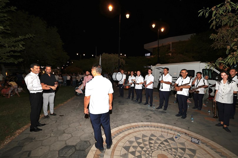 Çamlık Caddesi'nde Canlı Müzik Dinletisi