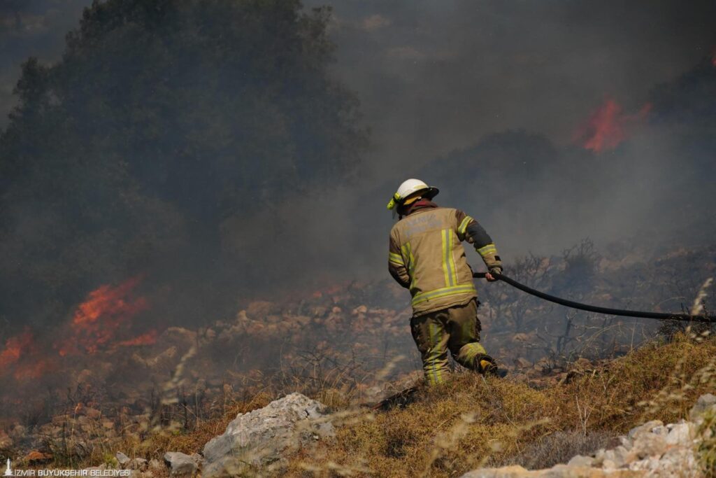 İzmir'de 13 Bölgede Çıkan Yangınlara Müdahale Devam Ediyor