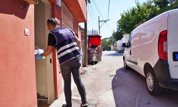 İzmir Büyükşehir Belediyesi'nden Yaşlı ve Engelli Yurttaşlara Sıcak Yemek Hizmeti