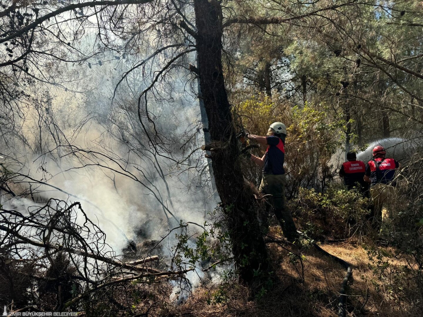 İzmir İtfaiyesi Dört Koldan Yangınlara Müdahale Ediyor