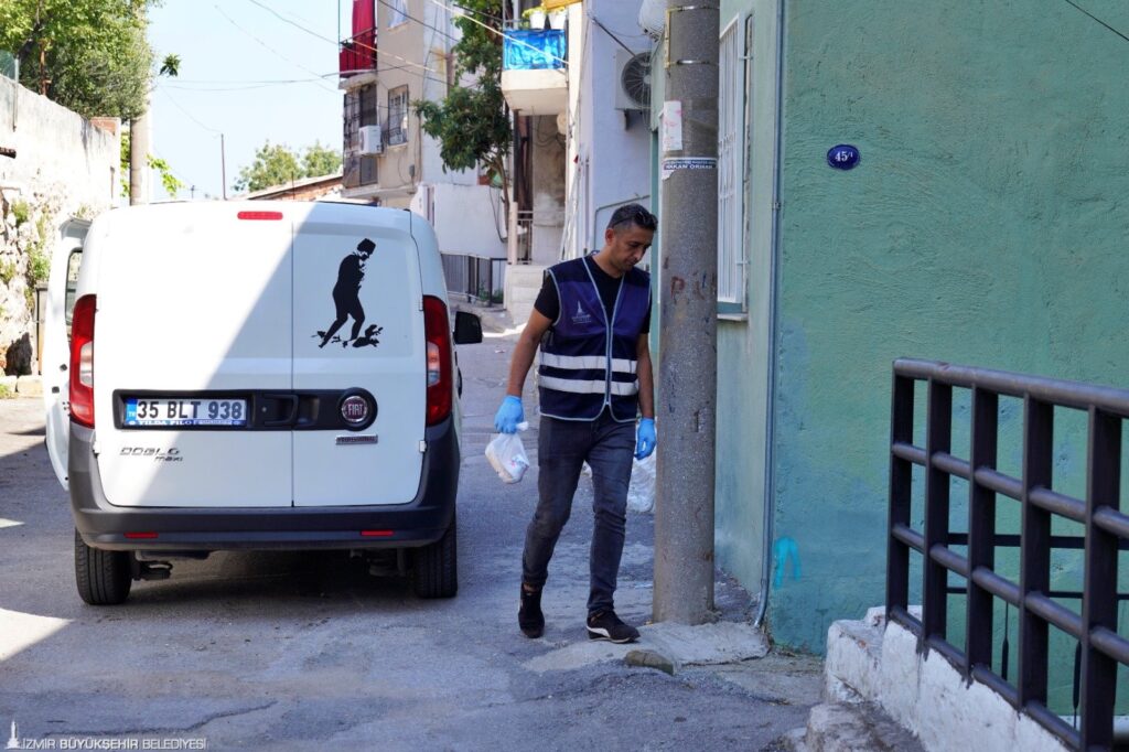 İzmir Büyükşehir Belediyesi'nden Yaşlı ve Engelli Yurttaşlara Sıcak Yemek Hizmeti